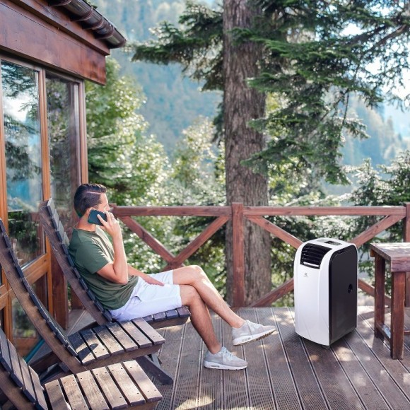 Мобильный кондиционер Electrolux EACM-09 RK/N6 Camp Air Мобильный кондиционер Electrolux EACM-09 RK/N6 Camp Air